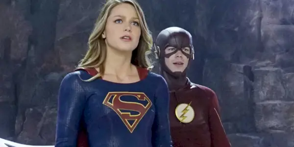 Melissa Benoist como Supergirl y Grant Gustin como The Flash en Supergirl temporada 1, episodio 18