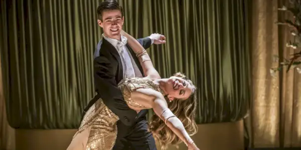 Grant Gustin som Barry Allen og Mellisa Benoist som Kara Zor-El i The Flash sesong 3, episode 17