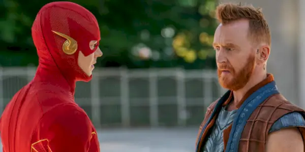 Grantas Gustinas kaip „Blykstė“ ir Tony Curran kaip Despero, kalbantis vienas su kitu filme „The Flash“.