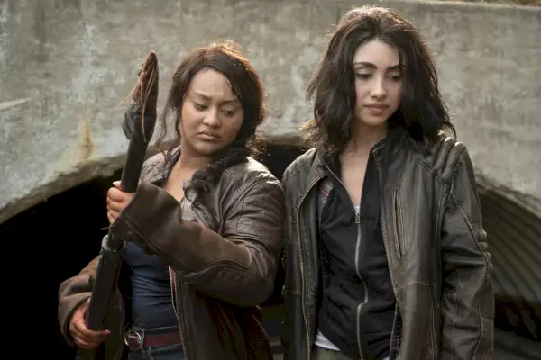 Aliyah Royale como Iris Bennett e Alexa Mansour como Hope Bennett em The Walking Dead: World Beyond temporada 1