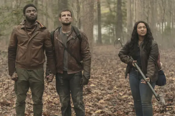 Jelani Alladin com Will Campbell agafat de la mà amb Nico Tortorella com Felix Carlucci i Aliyah Royale com Iris Bennett a The Walking Dead: World Beyond temporada 2