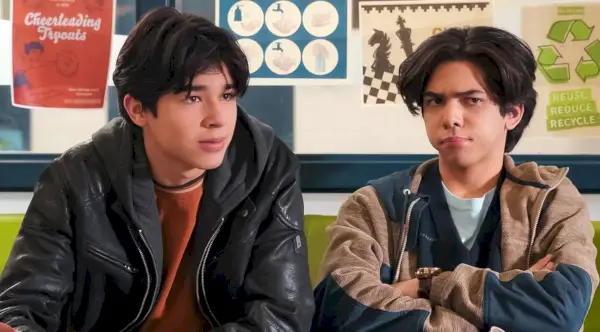 Isaac Arellanes como Isaac y Myles Perez como Lee en Mi vida con los Walter Boys