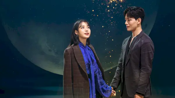 Slika Jang Manwola (IU) in Goo Chanseonga (Yeo Jingoo), glavnih likov K-Drama Hotel Del Luna