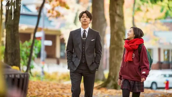 Dokkaebi (Gong Yoo) és Eun-tak (Kim Go-eun) együtt sétálnak az órája után.