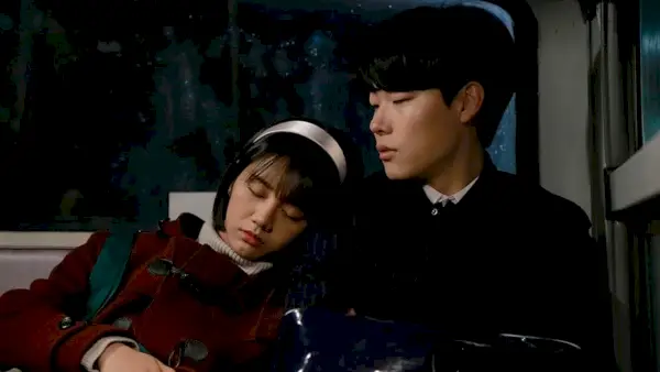 Deok-sun und Taek fahren gemeinsam im Bus in Reply 1988.