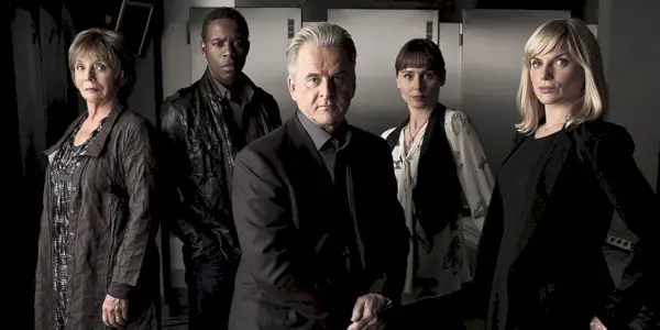 Od leve proti desni: Sue Johnston kot dr. Grace Foley, Wil Johnson kot DI Spencer Jordan, Trevor Eve kot DSU Peter Boyd, Tara Fitzgerald kot dr. Eve Lockhart v Waking the Dead