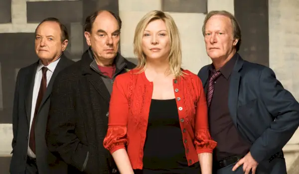 Van links naar rechts: James Bolman als Jack Halford, Alun Armstrong als Brian Lane, Amanda Redman als hoofdinspecteur Sanda Pullman en Dennis Waterman als Gerry Standing in New Tricks