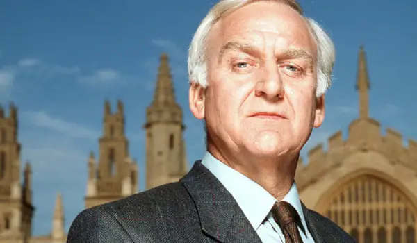 John Thaw főfelügyelőként More a Morse felügyelőben