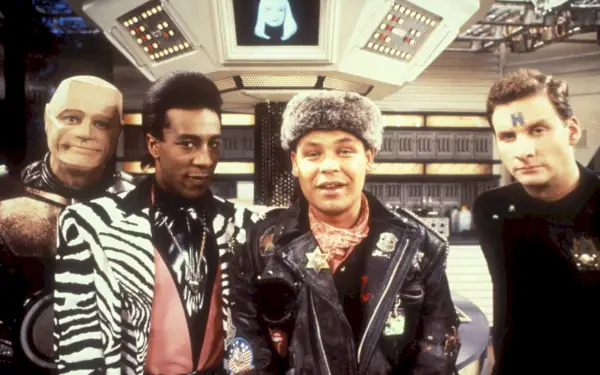 Robert Llewellyn, Danny John-Jules, Craig Charles a Chris Barrie ve filmu Červený trpaslík (BBC)