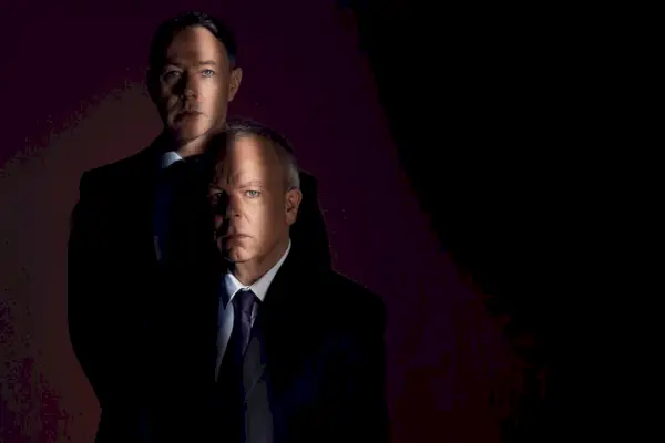 Dentro no. 9 imagen promocional. Dos hombres blancos con traje (Reece Shearsmith y Steve Pemberton) están sentados en una habitación a oscuras y lucen siniestros.