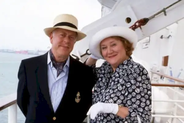 Capture d'écran de Keeping Up Appearances, Sea Fever ; Clive Swift dans le rôle de Richard et Patricia Routledge dans le rôle de Hyacinth Bucket