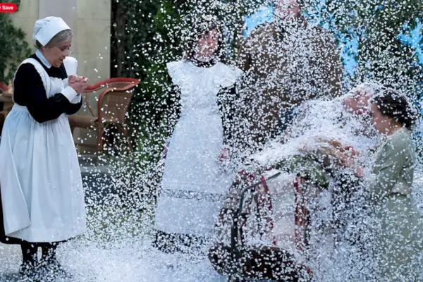 Nancy Zamit, Jonathan Sayer, Charlie Russell, Henry Lewis et Bryony Corrigan dans The Play Goes Wrong ; L'été encore une fois ; Vêtus de costumes victoriens noirs et blancs, les acteurs sont masqués par de la fausse neige.