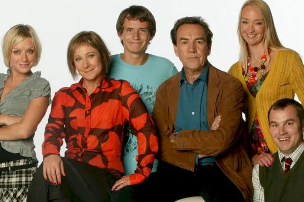 Reklambild för My Family med Robert Lindsay, Zoe Wanamaker, Gabriel Thomson, Daniela Denby-Ashe, Siobhan Hayes, Keiron Self och Kris Marshall. Skådespelarna står på rad och ler.