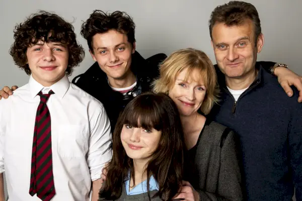 Fotograma de Superados en número; Daniel Roche, Tyger Drew-Honey, Ramona Márquez, Claire Skinner y Hugh Dennis.