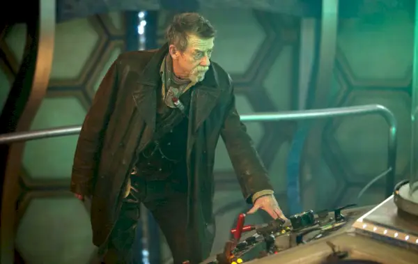 John Hurt jako válečný doktor (BBC)