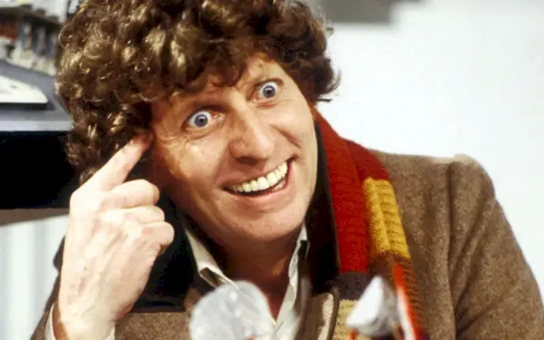 Tom Baker als de vierde dokter (BBC)