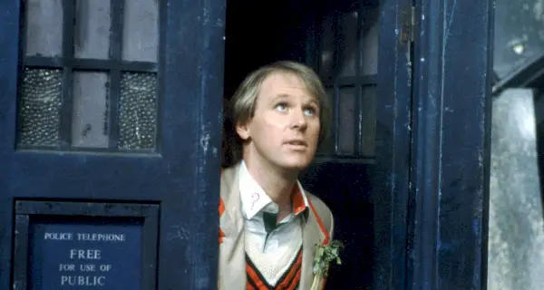 Peter Davison comme le cinquième docteur (BBC)