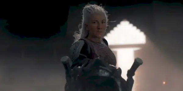 En bild på prinsessan Rhaenys Targaryen, spelad av Eve Best, på sin drake Meleys i avsnitt 9 av House of the Dragon