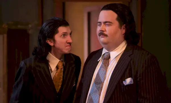 Jamie Taco (Nicholas Azarian) faz uma careta para Scott (Paul Walter Hauser) em