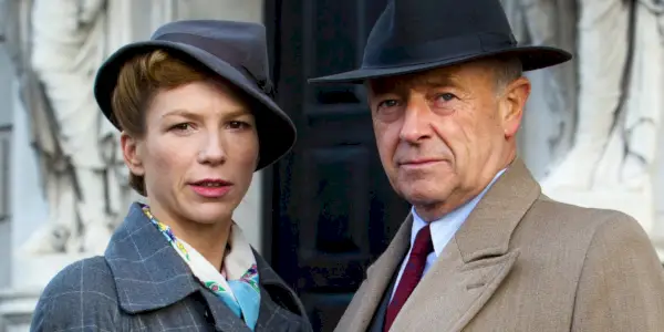 Sausmedis savaitė kaip Samantha Stewart ir Michaelas Kitchenas kaip Christopheris Foyle'as filme Foyle