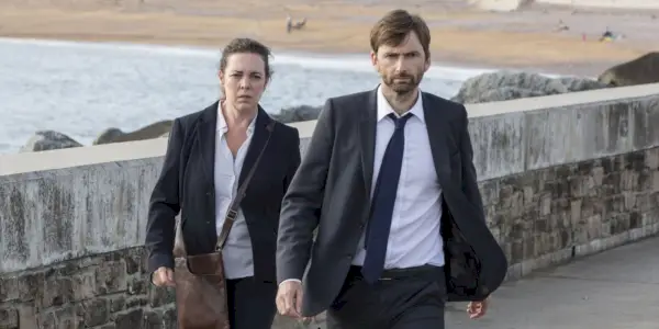 Olivia Colman și David Tennant în Broadchurch