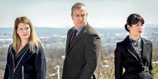 Soldan sağa - DS Annie Cabbot rolünde Andrea Lowe, DCI Alan Banks rolünde Stephen Tompkinson ve DCI Banks'te DI Helen Morton rolünde Caroline Catz