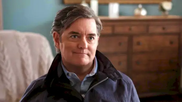 Timothy Omundson som sjef Charlton Lassiter i Psyche 2