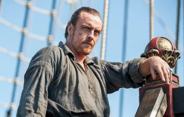 Toby Stephens în rolul lui James Flint în Black Sails, recabland complet chimia creierului meu în fiecare scenă pe care o