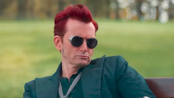 El color del cabello de Crowley en 'Good Omens' puede ser un guiño temático disimulado