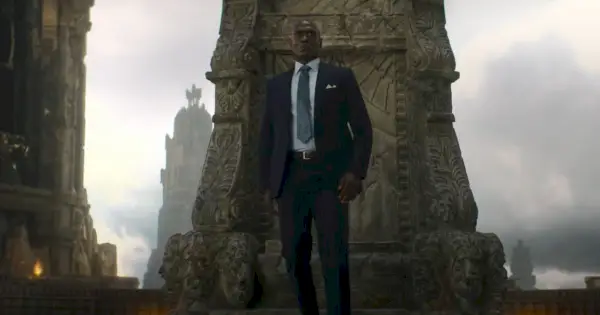 Lance Reddick como Zeus en el final de temporada de Percy Jackson y The Olympians