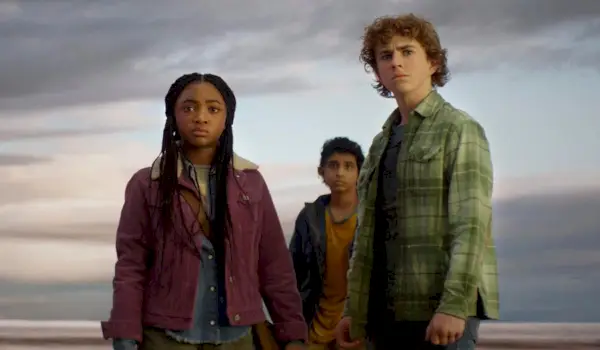 Walker Scobell como Percy Jackson, Leah Jeffries como Annabeth Chase y Aryan Simhadri como Grover Underwood en la temporada 1 de Percy Jackson y los olímpicos