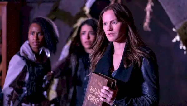 Una morena llamada Vanessa Van Helsing (Kelly Overton) sosteniendo un libro antiguo en Van Helsing.