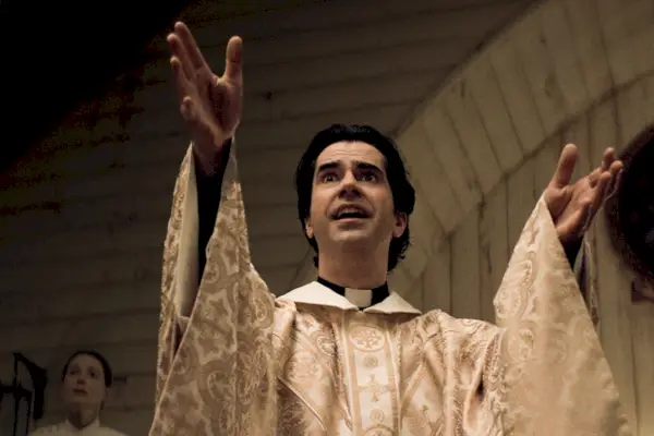 Egy Monsignor Pruitt (Hamish Linklater) nevű pap áhítattal bámul befelé