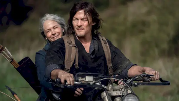 Norman Reedus jako Daryl Dixon i Melissa McBride jako Carol Peletier na motocyklu w The Walking Dead