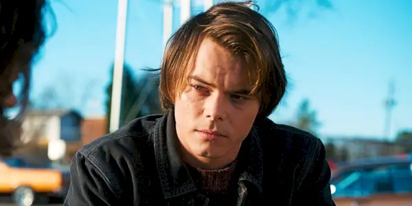 Charlie Heaton jako Jonathan Byers ve filmu Stranger Things