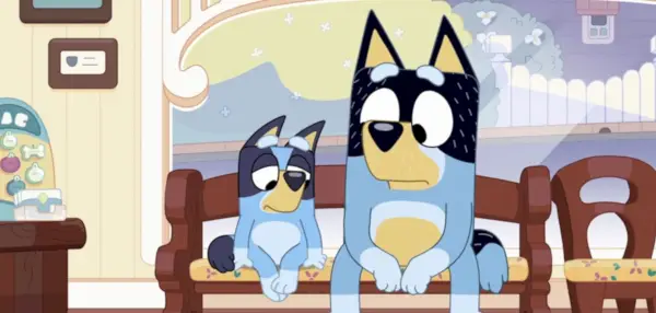 Bluey och Bandit sitter i ett väntrum och ser oroliga ut.