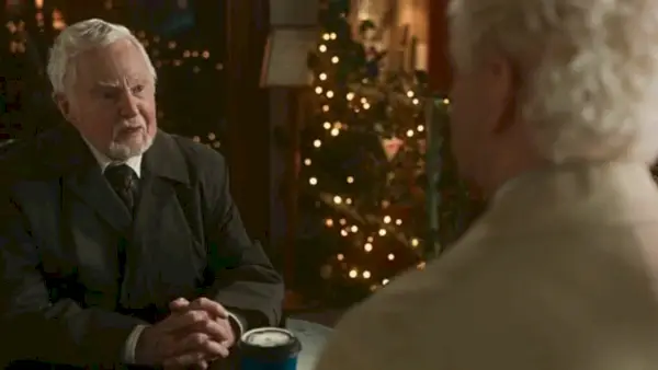 The Metatron, gespeeld door Derek Jacobi, spreekt met Michael Sheen