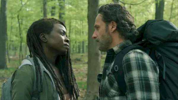 Michonne y Rick en el bosque en