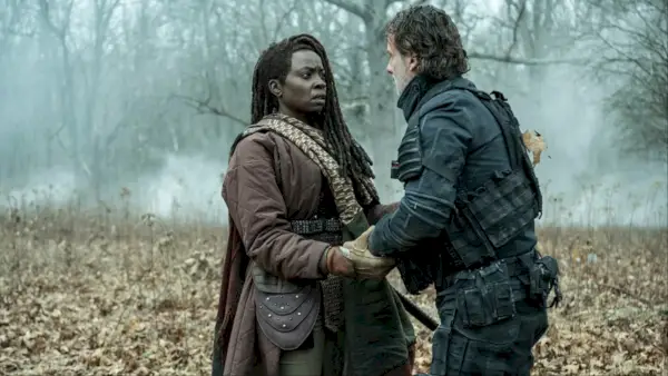 Dani Gurira și Andrew Lincoln se privesc cu dragoste unul la altul