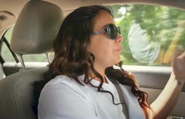 Liz Woods iz 90 Day Fiance u svom automobilu