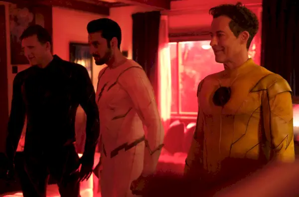 Od lewej do prawej: Teddy Sears jako Zoom, Karan Oberoi jako Godspeed i Tom Cavanagh jako Reverse Flash