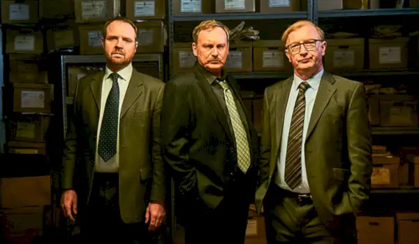 Philip Glenister, Steffan Rhodri și Gareth John Bale în Steeltown Murders (2023)