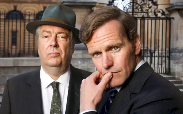 Roger Allam como quinta-feira e Shawn Evans como Morse em