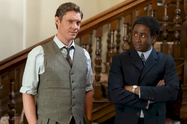 Max Brown com a DI Sam Gillespie i Jerry Iwu com a DS Felix Livingstone a la temporada 3 de Sister Boniface Mysteries