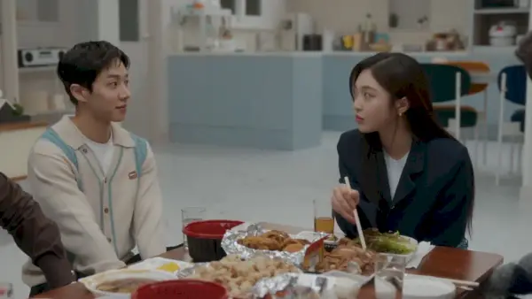 Lee Gi-kwang en Choi Gyu-ri als Eunho en Huiyeon uit Marry My Husband K-drama