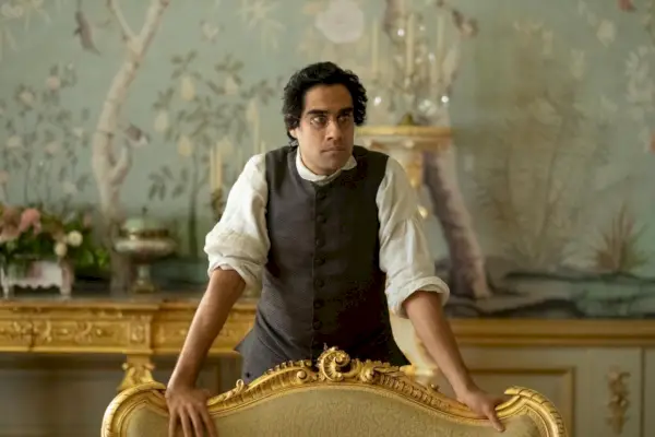 Orlo Sacha Dhawan ser ettertenksomt ut på The Great på Hulu.