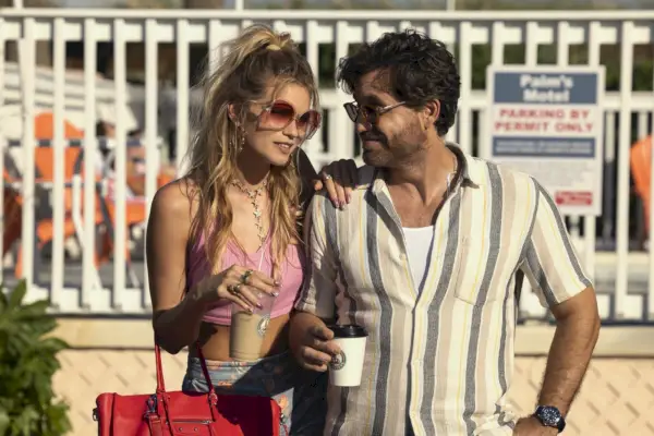 Abbey Lee als Delly West en Edgar Ramirez als Mike Valentine op Netflix