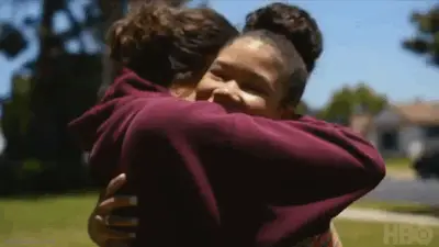 Zendaya als Rue und Storm Reid als Gia umarmen sich euphorisch