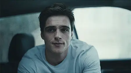 Jacob Elordi in einem Auto als Nate in Euphorie