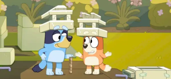 Bluey ve Bingo ambalaj köpüğünden yapılmış şapkalar takıyor.